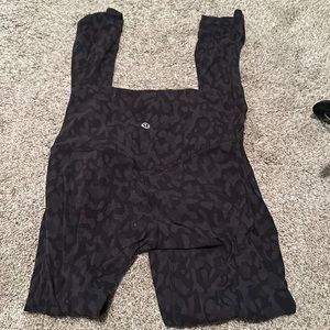Lululemon size 2 leggings full length with pattern